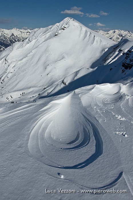 22-PASSAGGIO DI YETI CON CIASPOLE-.jpg